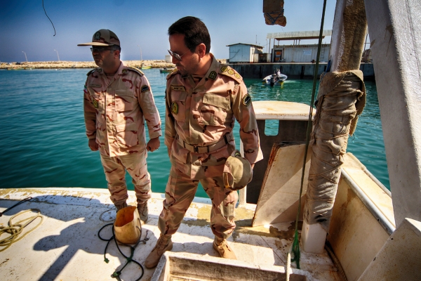 تصاویر / توقیف 2 لنج صیادی غیر مجاز خارجی در آب های ایران بدست دریابانی جزیره کیش