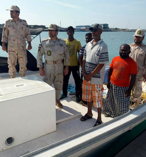 یک قایق ماهیگیری غیر مجاز در آبهای جزیره کیش توقیف شد