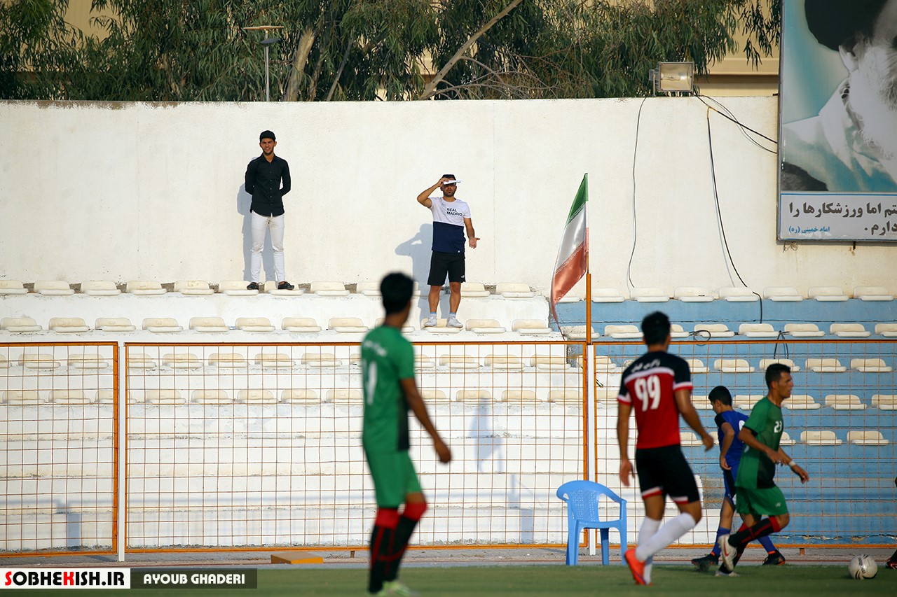 تصاویر / مسابقه فوتبال توسعه کیش و شهرداری منوجان کرمان در لیگ دسته سه کشور