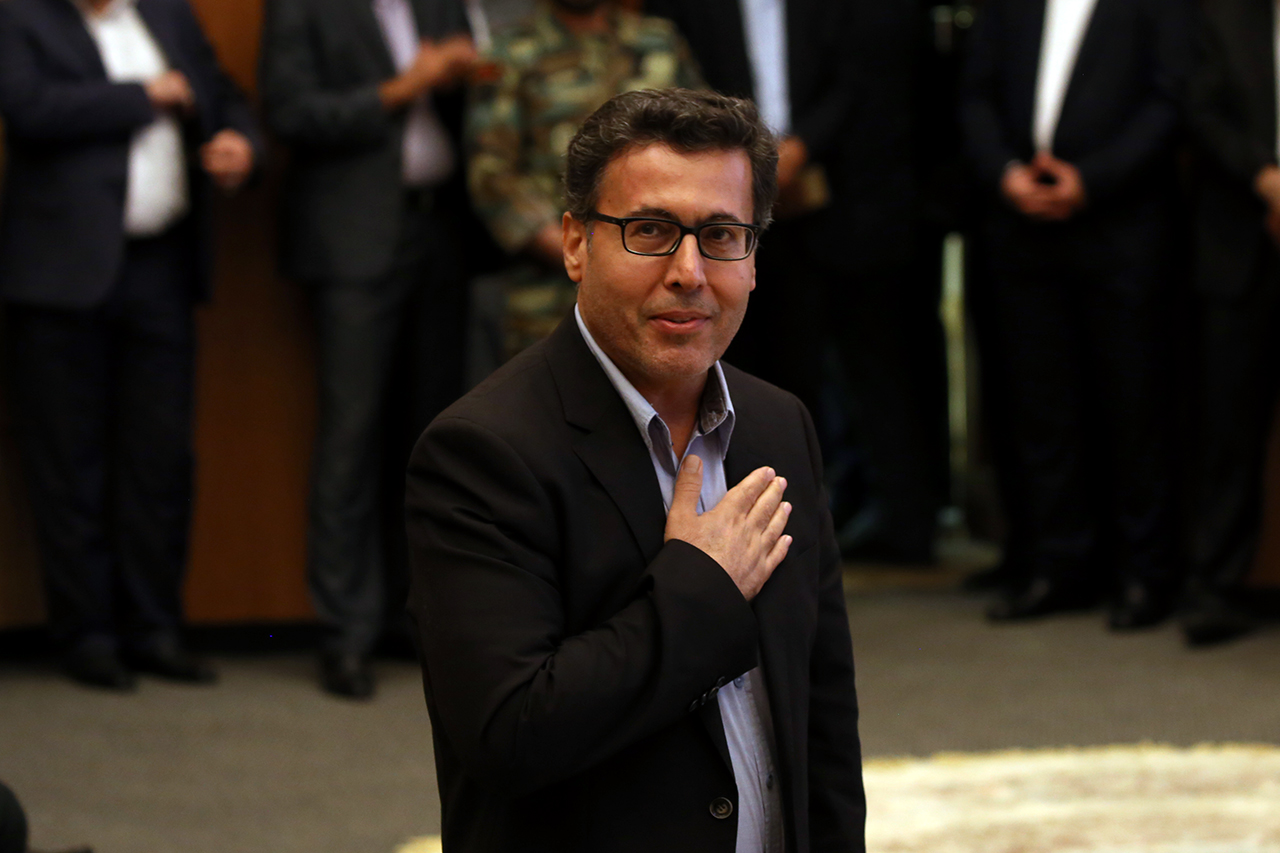 انصاری لاری در کیش ماندنی شد
