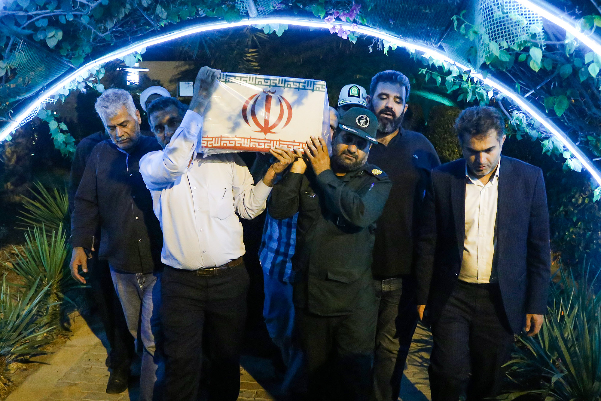 استقبال گرم کیشوندان از پیکر شهید مدافع وطن
