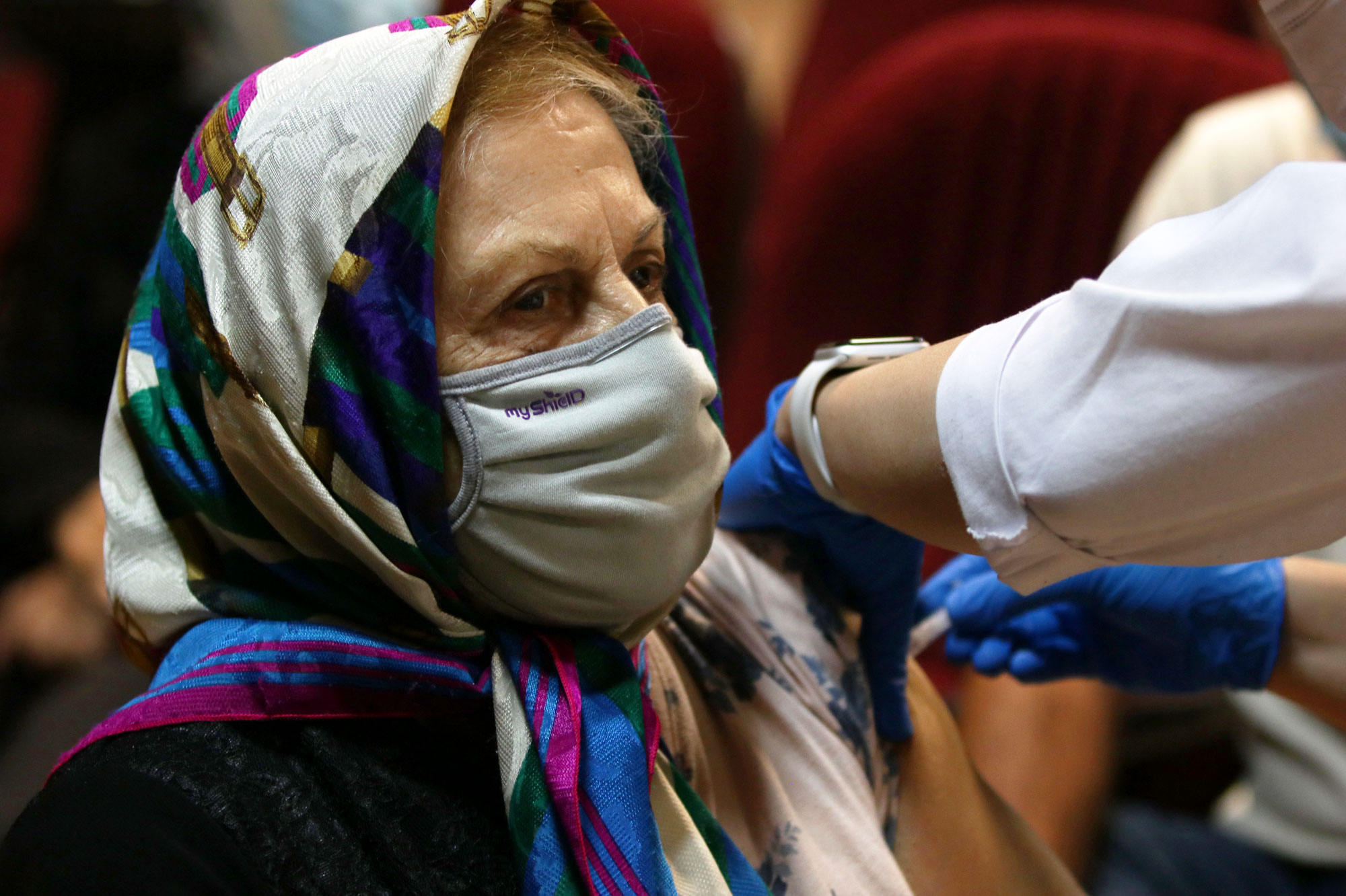 تزریق واکسن کرونا به سالمندان 75 سال به بالا توسط مراقبین سلامت مرکز توسعه سلامت کیش