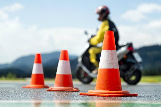 کلاس‌های غیر حضوری آموزش گواهینامه موتورسیکلت در کیش