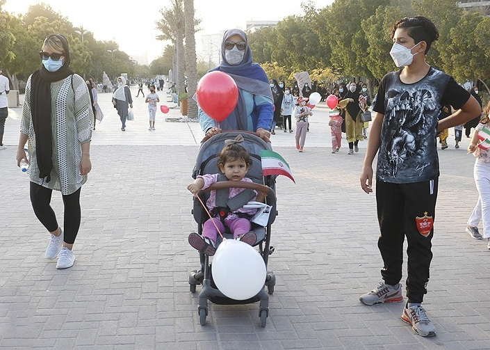 مادران و دختران در روز دانش آموز پیاده روی کردند