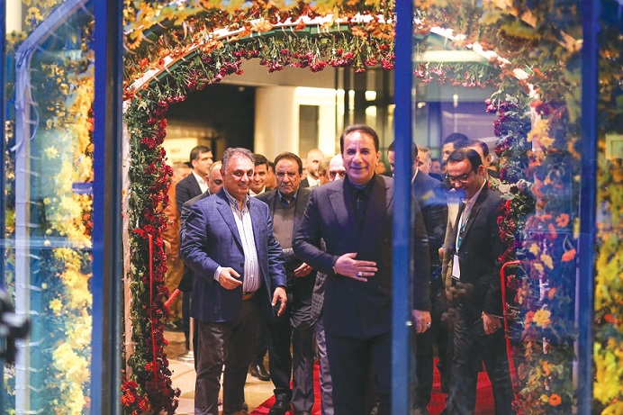 با حضور مهدی جهانگیری، رئیس گروه مالی گردشگری، برگزار شد؛ افتتاح مجموعه تفریحی و ورزشی آیس‌رینک میکامال کیش
